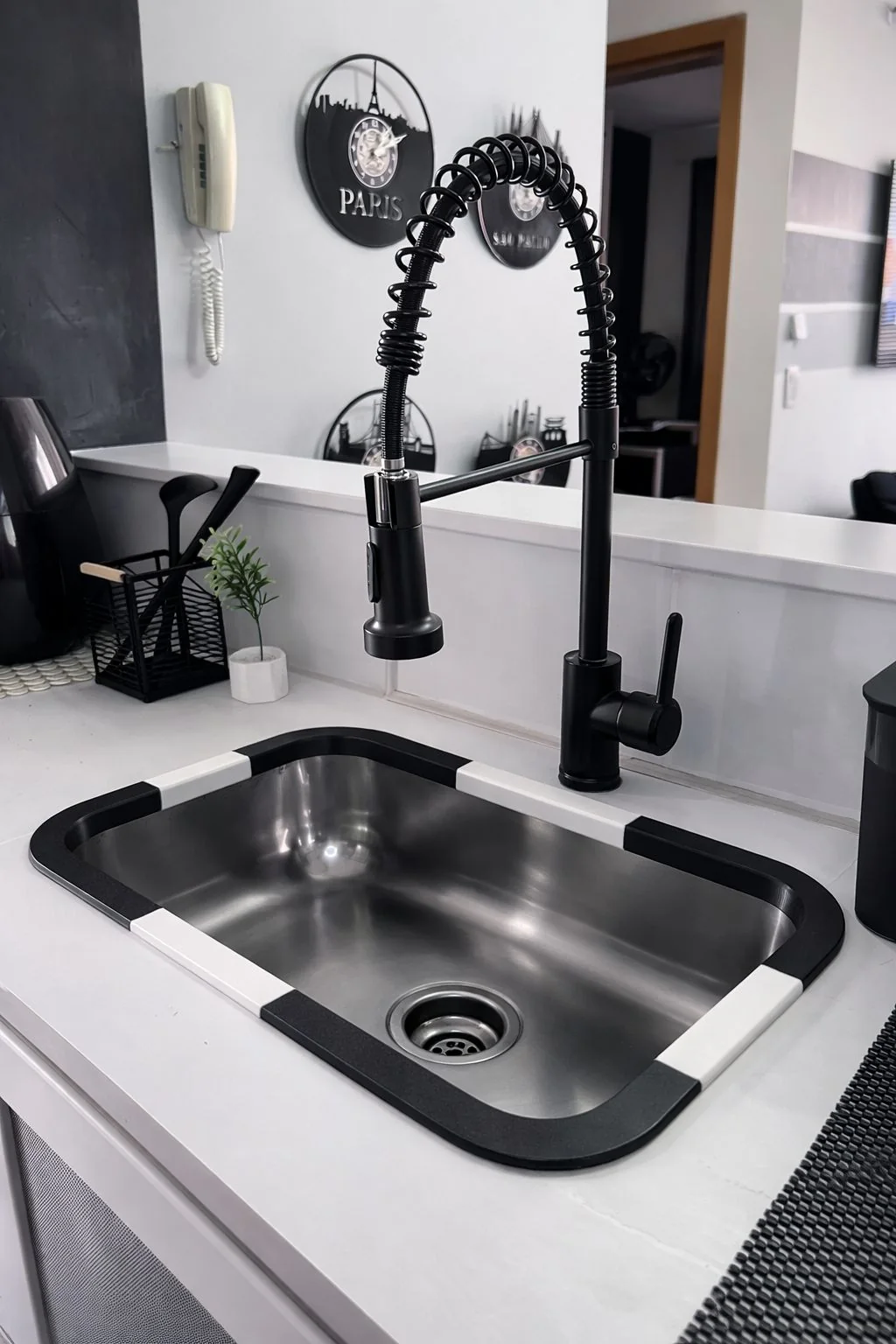 BordaProtect instalado em uma cozinha com torneira preta