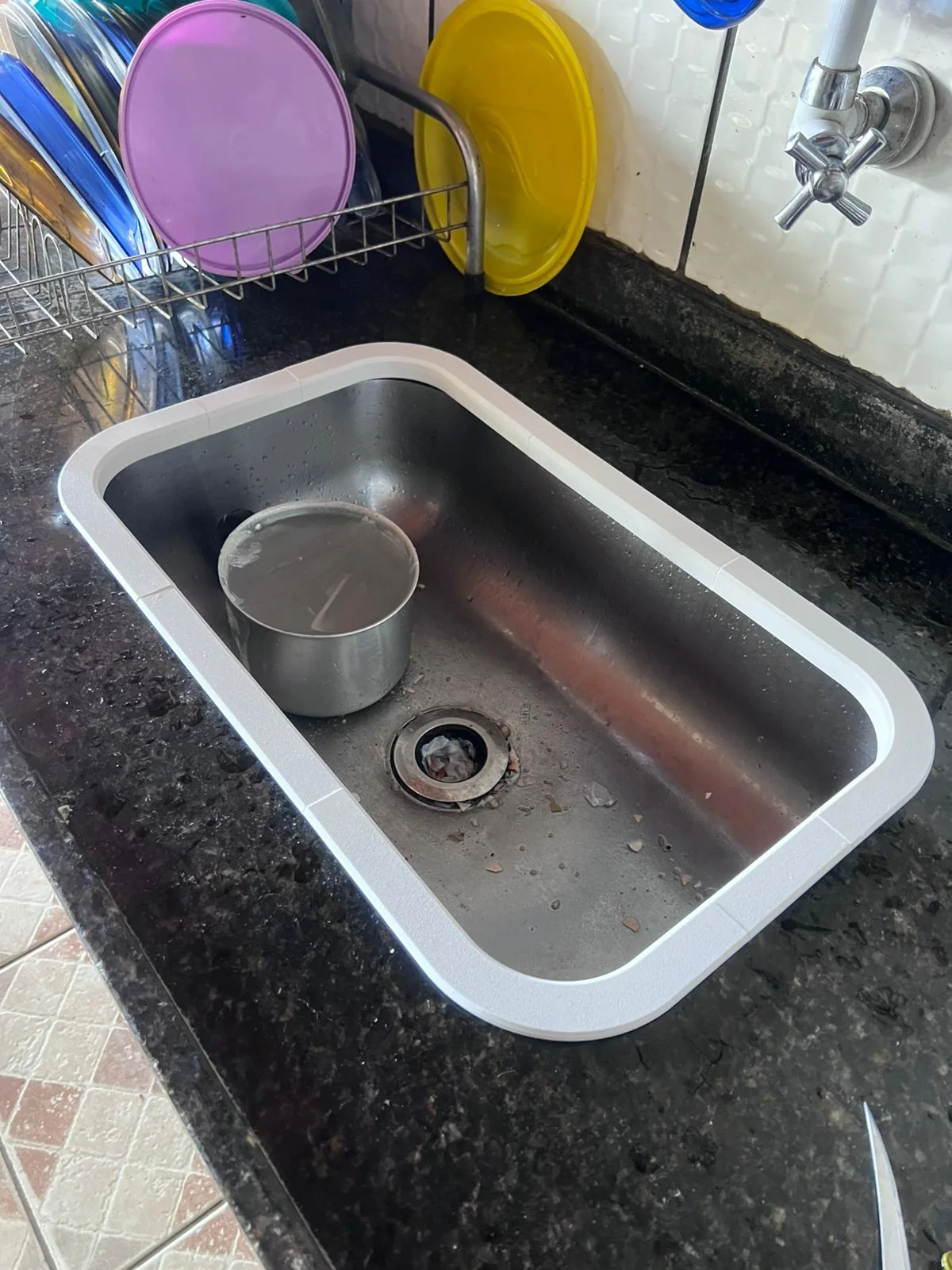 BordaProtect branco instalado em uma pia de bancada escura