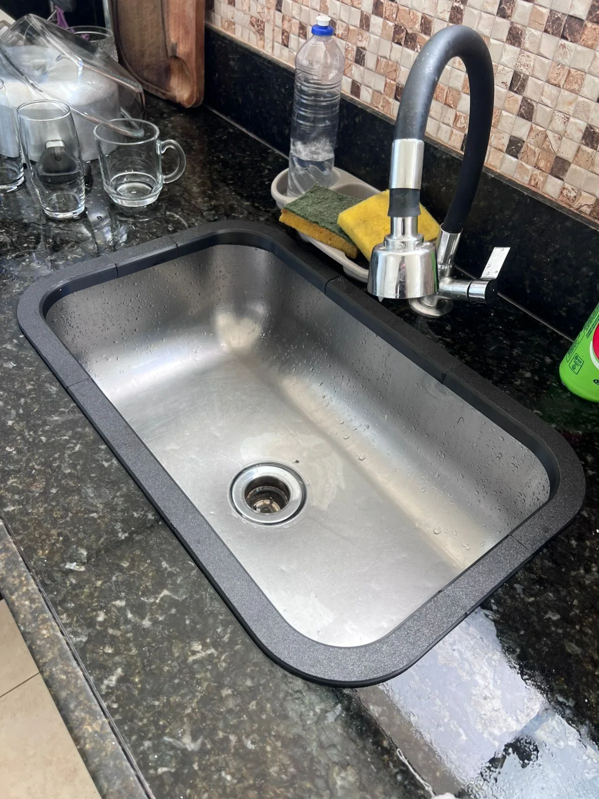 BordaProtect preto instalado em uma cozinha real