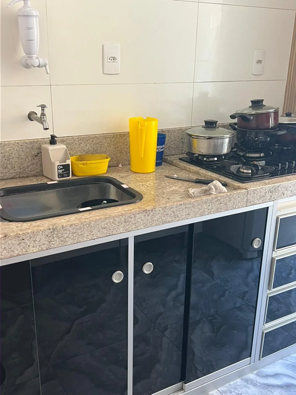 BordaProtect preto instalado em uma cozinha em uso
