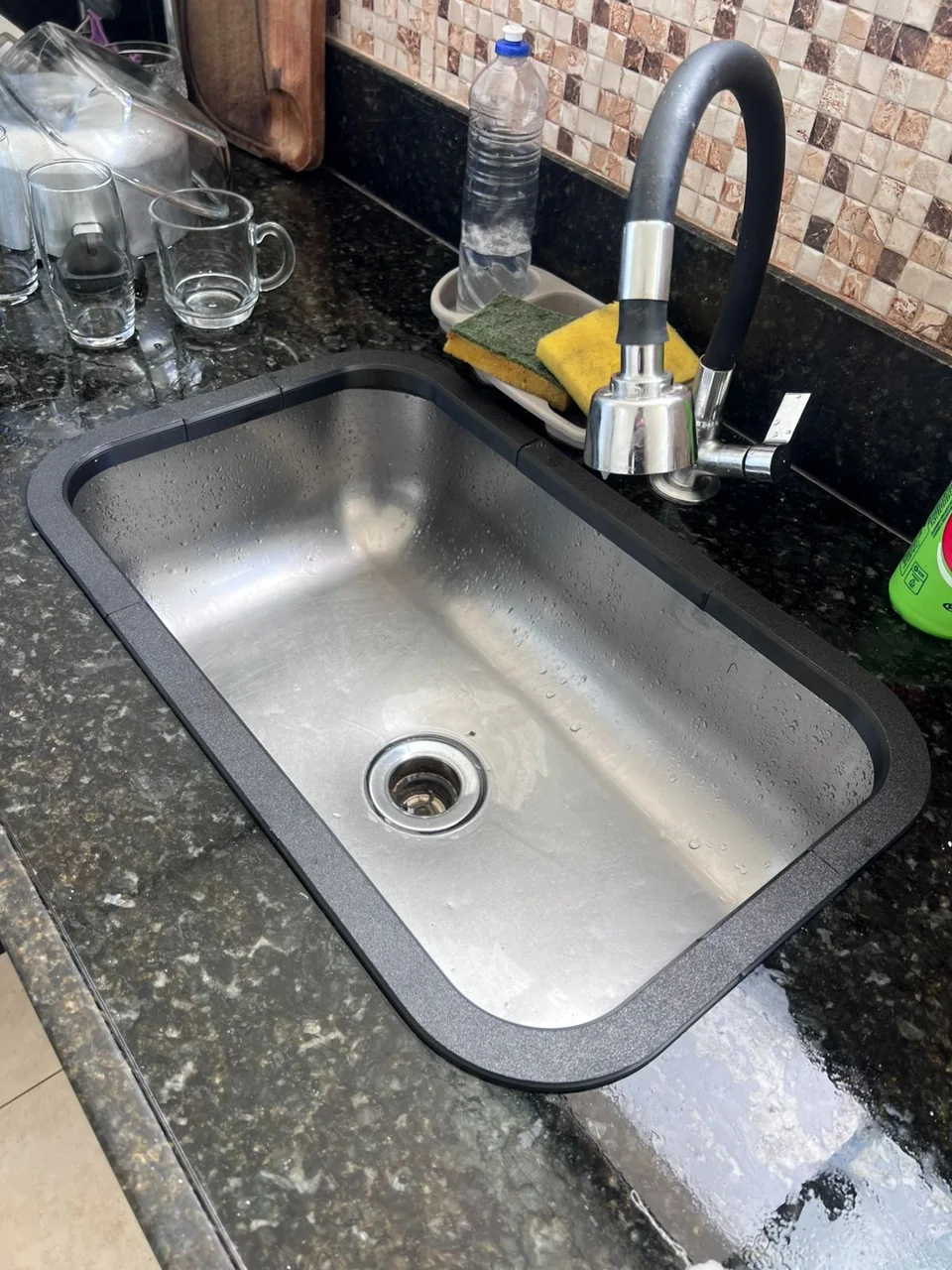 BordaProtect preto instalado na pia de uma cozinha real